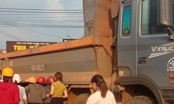 Mẹ ôm thi thể con khóc ngất sau khi bé trai bị xe tải cán tử vong