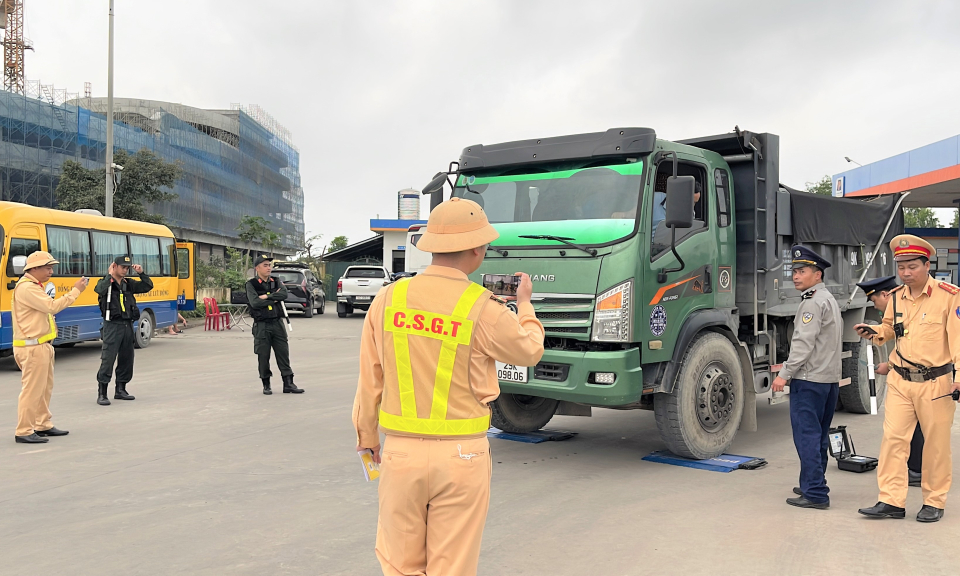 Tăng cường kiểm tra, xử lý xe vận chuyển vật liệu vi phạm ATGT