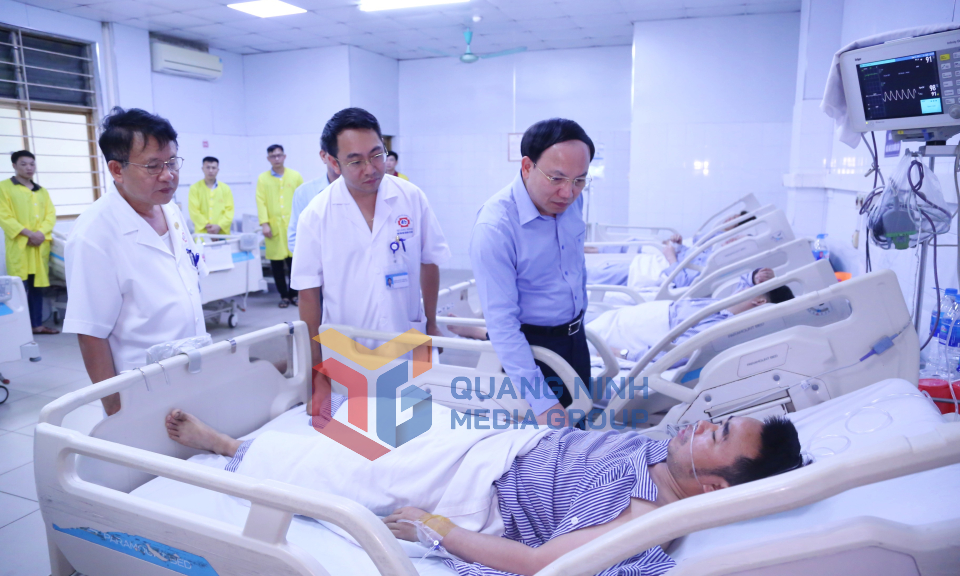 Bí thư Tỉnh ủy Nguyễn Xuân Ký thăm, động viên công nhân bị thương trong sự cố hầm lò tại Công ty Than Thống Nhất, tháng 04-2024
