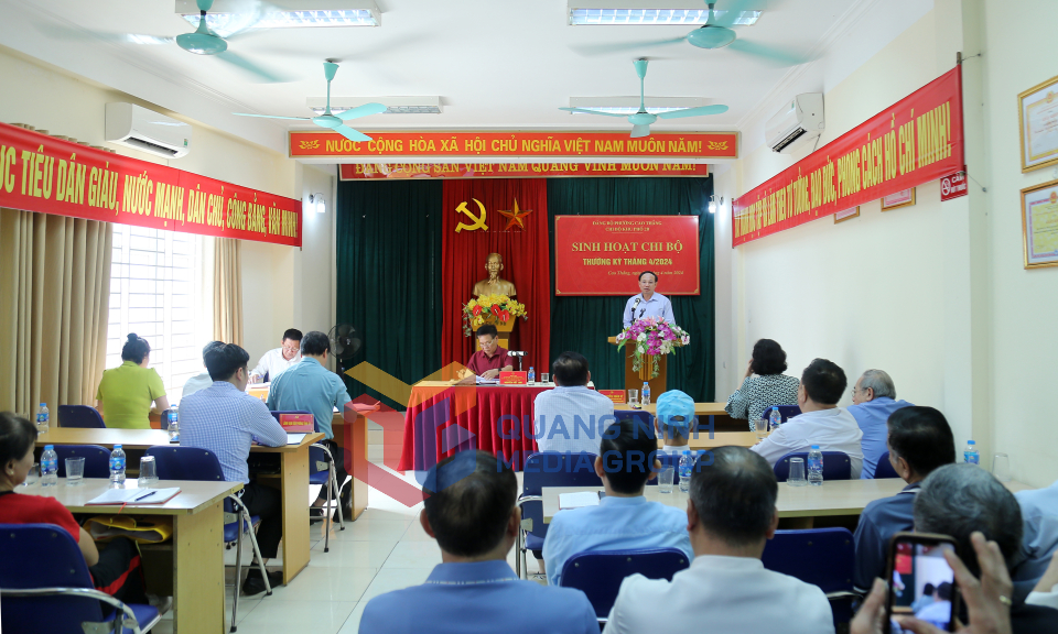 Bí thư Tỉnh ủy Nguyễn Xuân Ký dự sinh hoạt thường kỳ với Chi bộ khu 2B (phường Cao Thắng, TP Hạ Long), tháng 4-2024