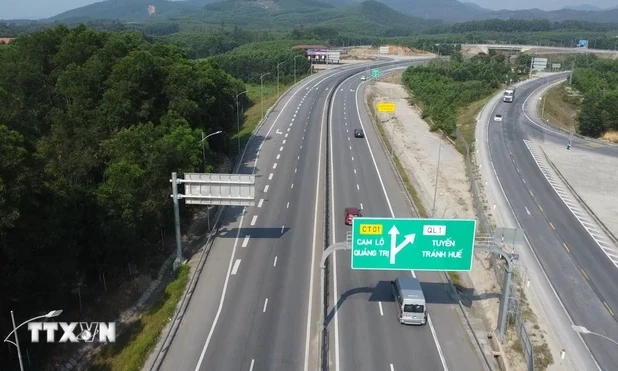 Nhiệt độ mặt đường cao tốc Cam Lộ-La Sơn lên tới 63 độ C khiến 12 xe bị vỡ lốp