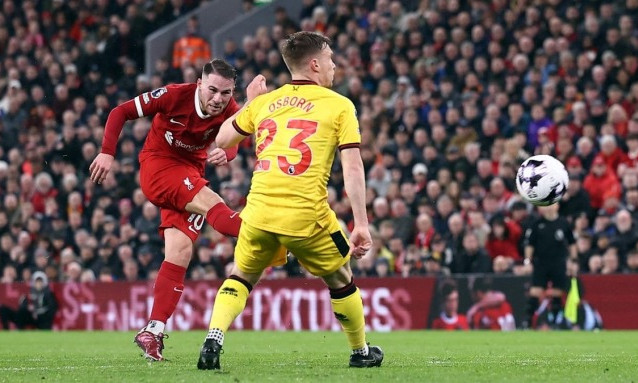 Liverpool thoát hiểm nhờ siêu phẩm sút xa