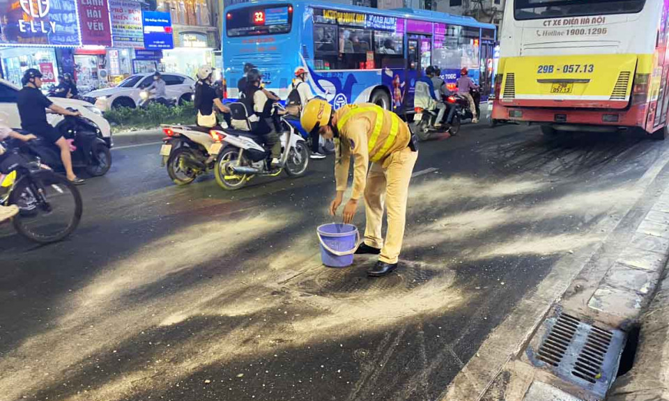 Xe buýt chảy dầu ra đường làm nhiều người ngã ở Cầu Giấy, Hà Nội