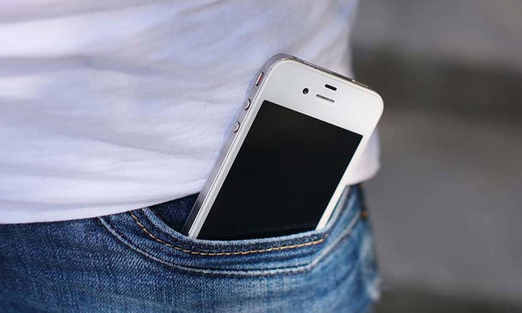 Nam giới để điện thoại trong túi quần có bị vô sinh?