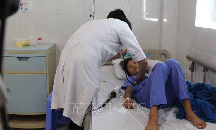 Ăn sáng trước cổng trường tại Nha Trang: Một học sinh tử vong, 37 em nhập viện