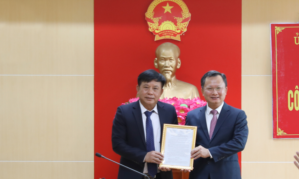Trao quyết định nghỉ hưu cho Phó Chủ tịch UBND huyện Đầm Hà