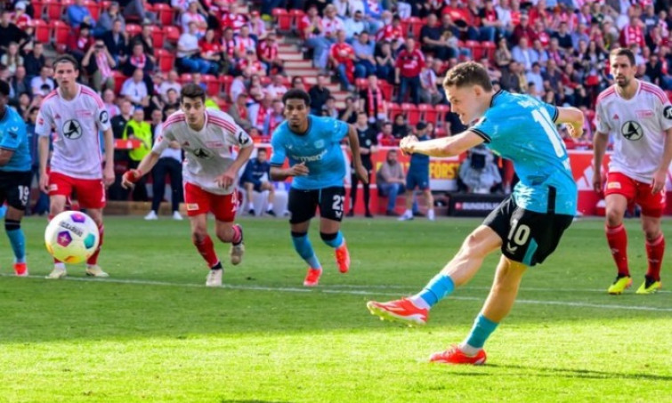 Leverkusen chỉ còn cách Bundesliga một trận thắng