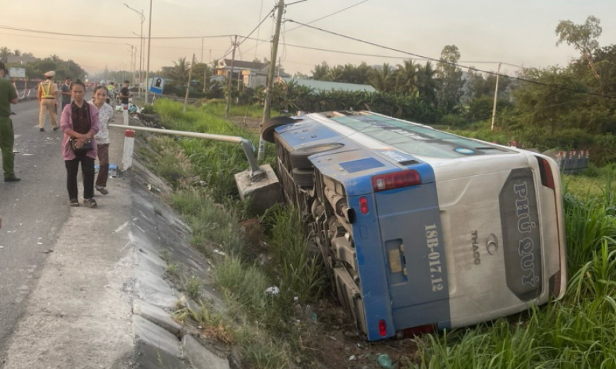 Xe khách lật nghiêng sau khi tông vào đuôi xe đầu kéo, 22 người may mắn thoát nạn