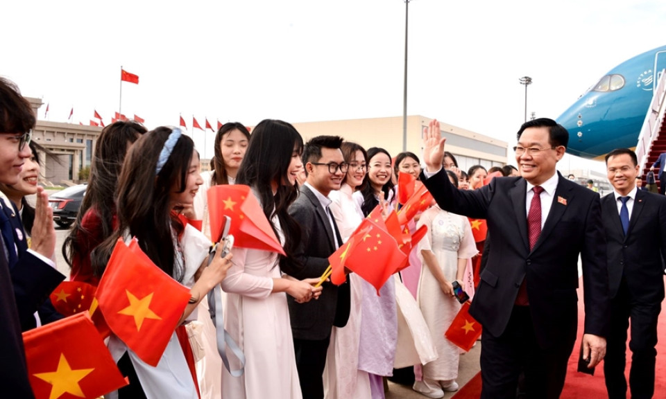 Chủ tịch Quốc hội Vương Đình Huệ đến Bắc Kinh, bắt đầu thăm chính thức nước Cộng hòa nhân dân Trung Hoa