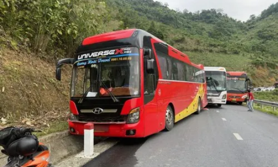 Tai nạn liên hoàn giữa 3 xe ô tô khách, 1 người tử vong
