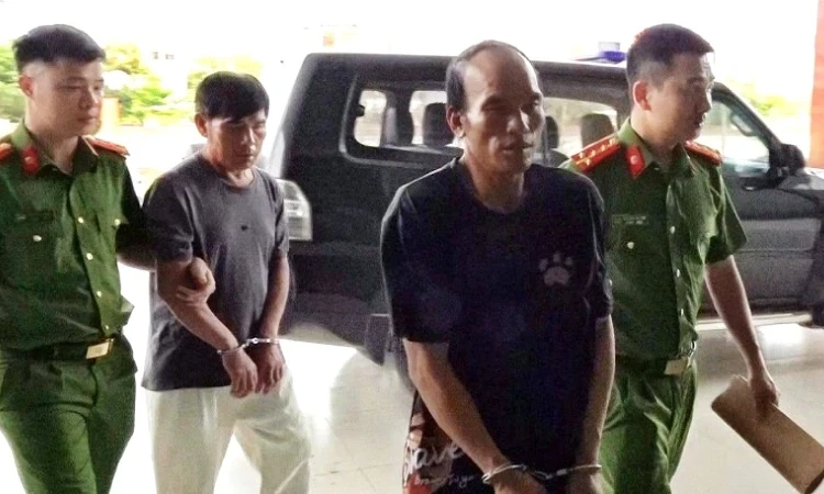 Công an Nghệ An bắt 2 đối tượng truy nã đặc biệt nguy hiểm, lẩn trốn 22 năm ở Lào