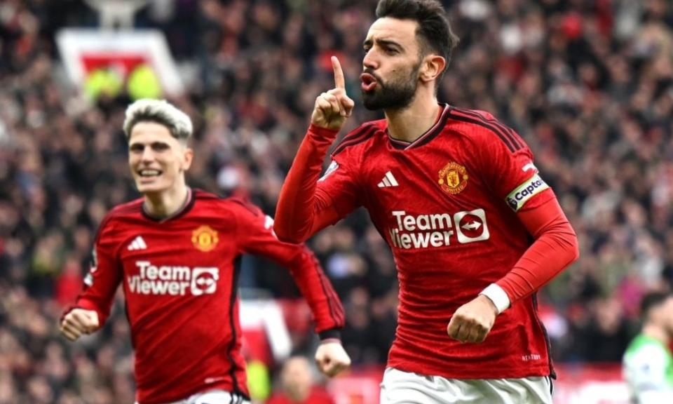 MU khiến Liverpool mất ngôi đầu bảng