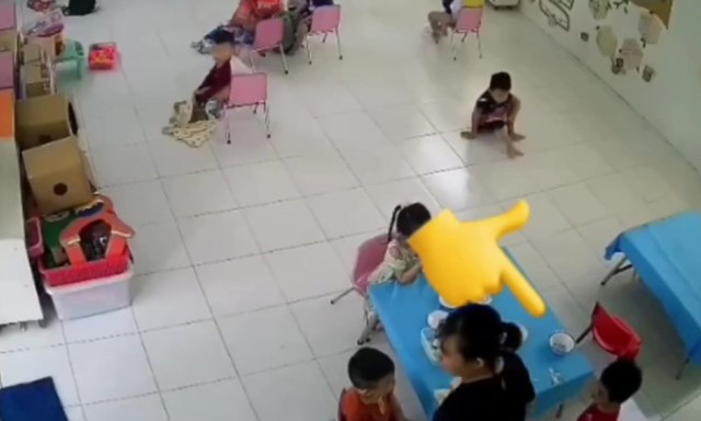Cô giáo bị đình chỉ dạy vì tát trẻ trong giờ ăn