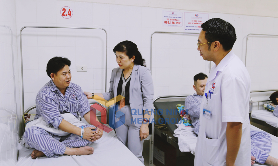 Phó Trưởng Đoàn ĐBQH tỉnh Nguyễn Thị Thu Hà thăm, động viên công nhân bị thương trong sự cố hầm lò tại Than Thống Nhất, tháng 4-2024