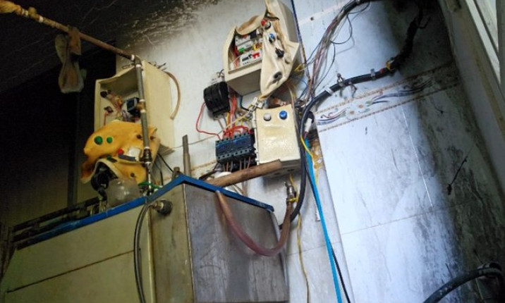 Chủ nhà cùng người dân lao vào căn nhà đang bốc cháy cứu 2 con