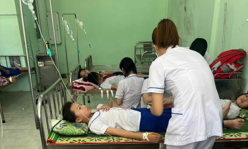 23 học sinh bất ngờ nôn, khó thở vì chất lạ trong bình nước ở trường
