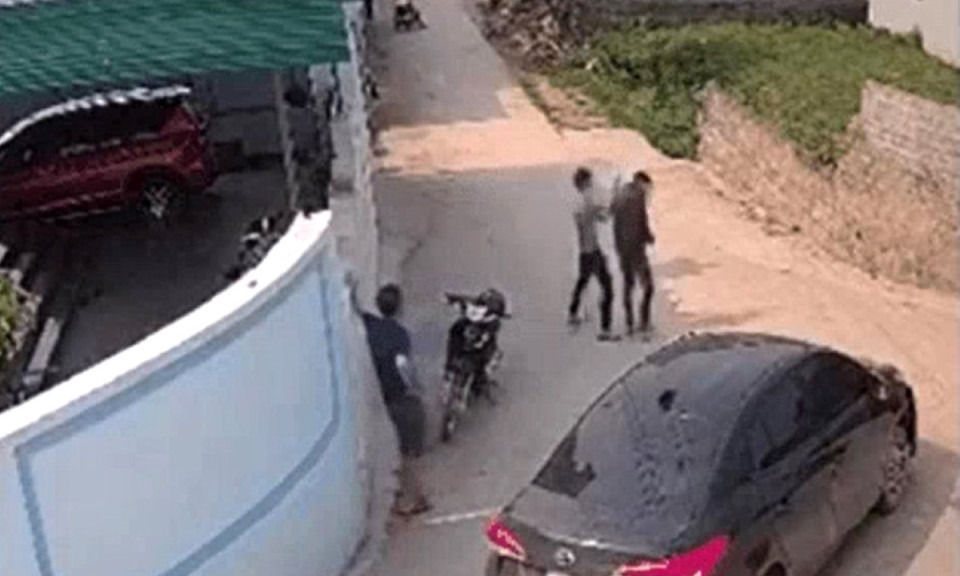 Tài xế ô tô đánh tới tấp nam sinh điều khiển xe máy sau va quệt giao thông