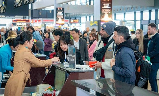 Vé máy bay tăng cao: 1 vé “cõng” trên 20 loại phí