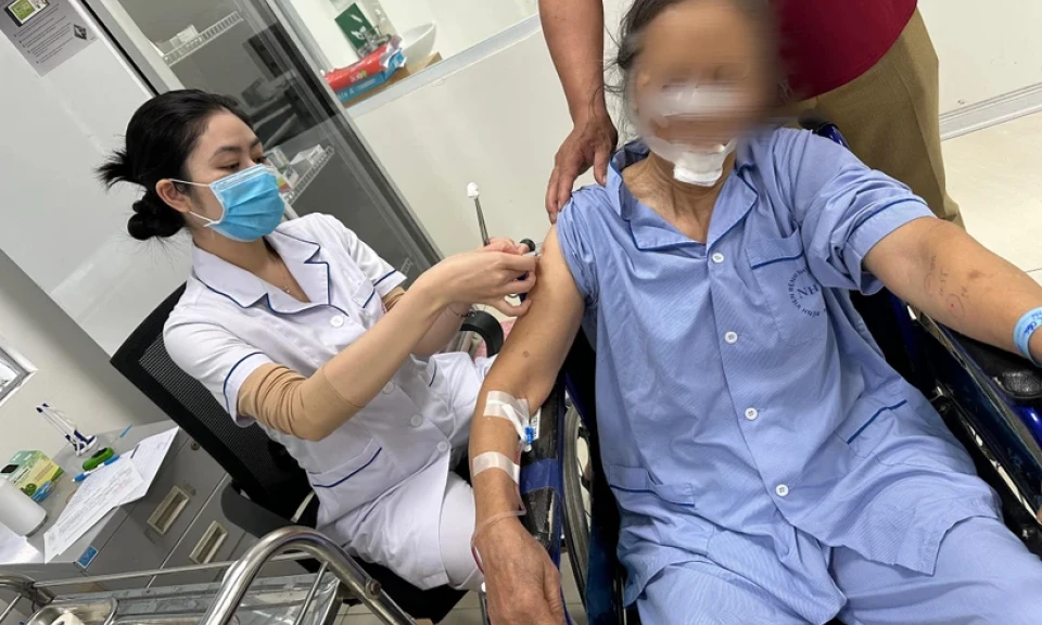 Bị chó nhà hàng xóm tấn công, một cụ bà phải khâu gần 70 mũi