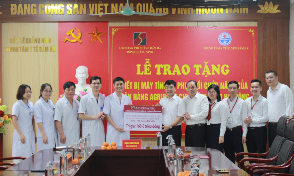 Trao tặng thiết bị y tế cho Trung tâm Y tế huyện Đầm Hà