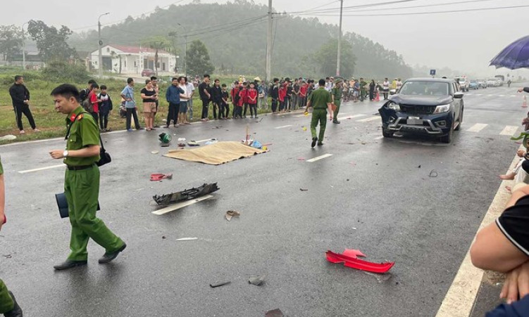 Xe máy sang đường không quan sát gây tai nạn thương vong