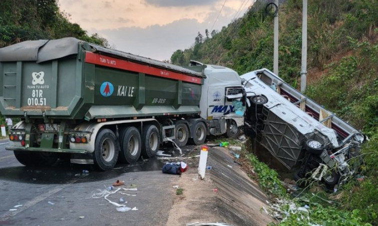 Ôtô tải tông xe khách, một người chết, 22 người bị thương