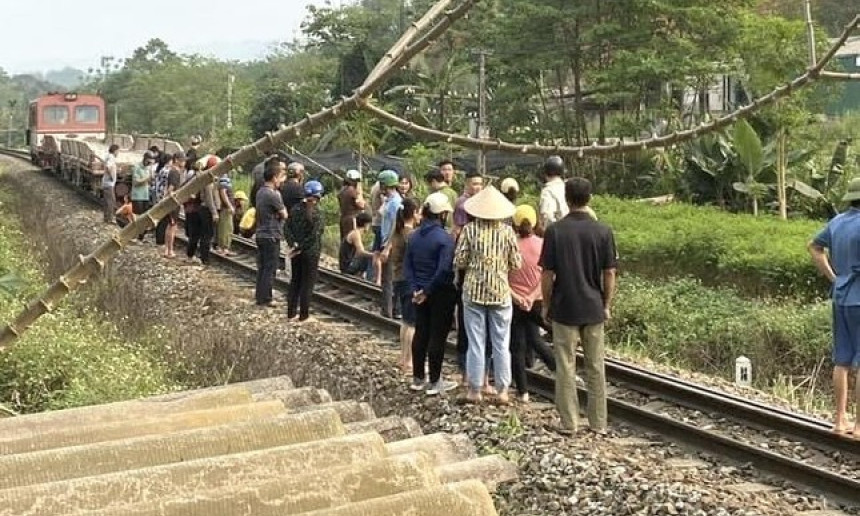 Hai bé gái tử vong khi băng qua đường sắt