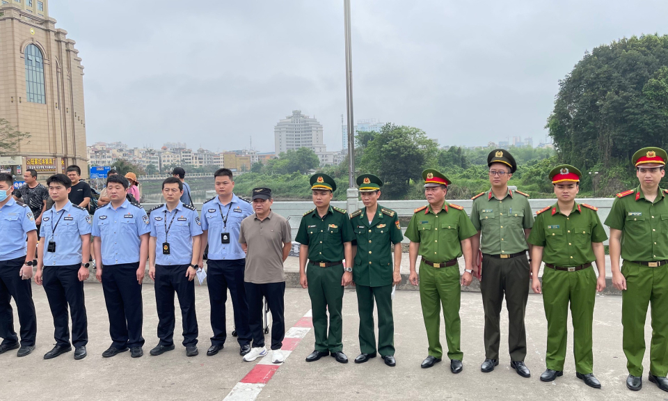 Công an Móng Cái bàn giao đối tượng truy nã cho Cục Công an thành phố Đông Hưng, Trung Quốc
