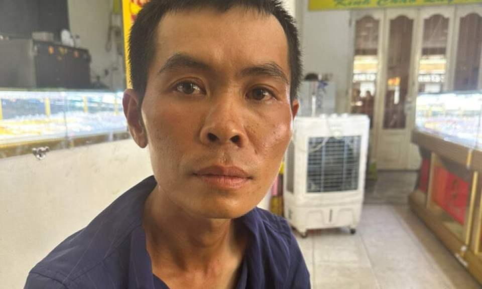 Dân phòng và người dân phối hợp bắt kẻ cướp tiệm vàng ở Long An