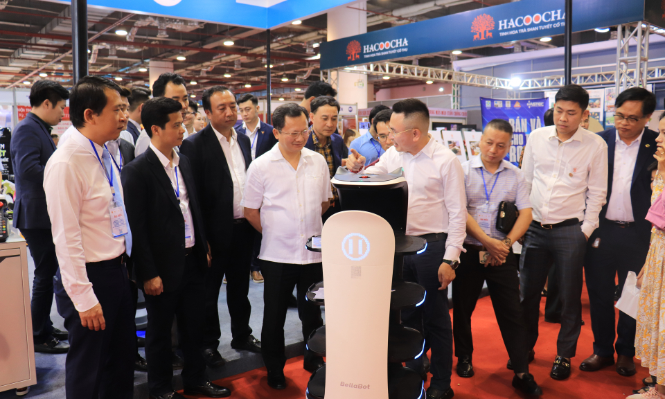 Chủ tịch UBND tỉnh tham quan triển lãm xúc tiến thương mại và đầu tư doanh nhân trẻ Việt Nam tại Quảng Ninh