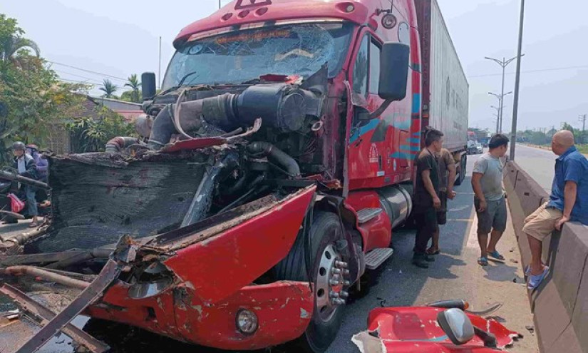 Hai xe đầu kéo hư hỏng sau tai nạn giao thông tại Huế