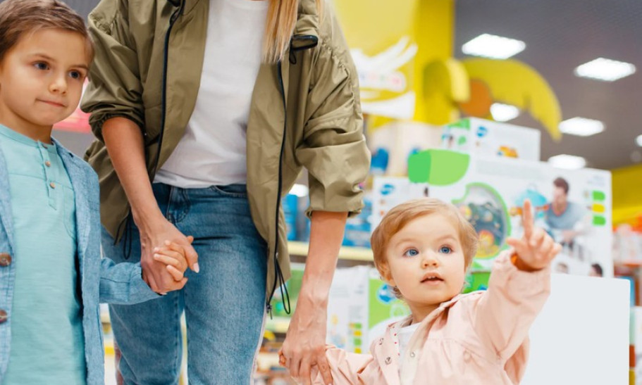 Giúp con bỏ thói vòi vĩnh khi đi mua sắm
