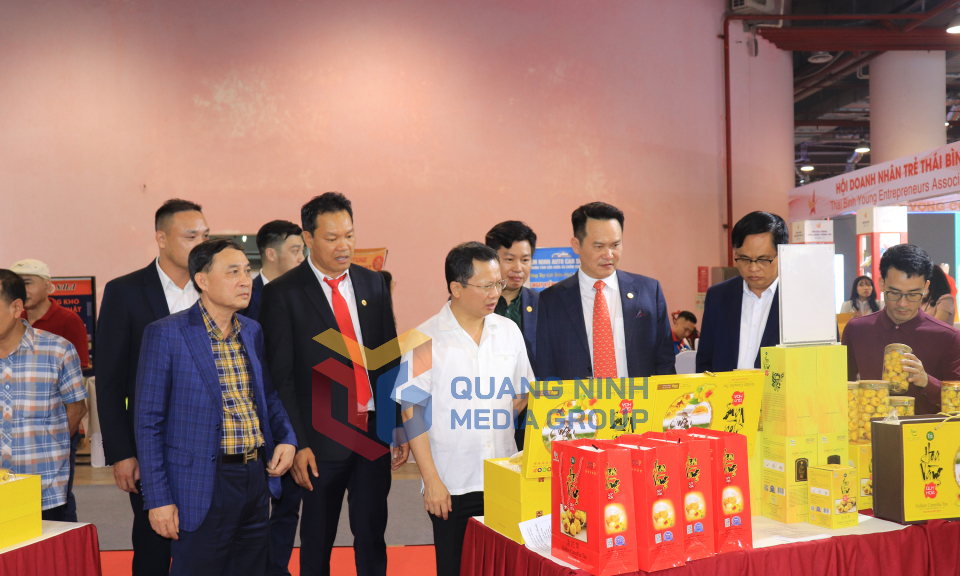 Chủ tịch UBND tỉnh Cao Tường Huy tham quan triển lãm xúc tiến thương mại và đầu tư doanh nhân trẻ Việt Nam tại Quảng Ninh, tháng 4-2024