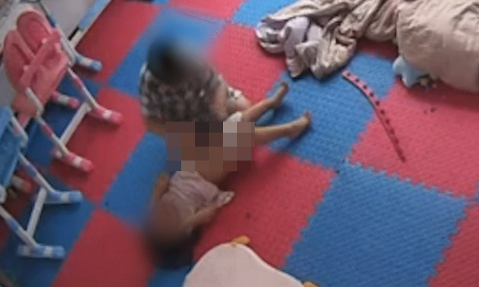 Xôn xao clip bé gái 3 tuổi bị bé trai hàng xóm đánh liên tiếp trong phòng