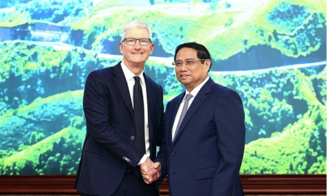 Vietnamese Prime Minister meets Apple CEO Tim Cook to discuss cooperation and development