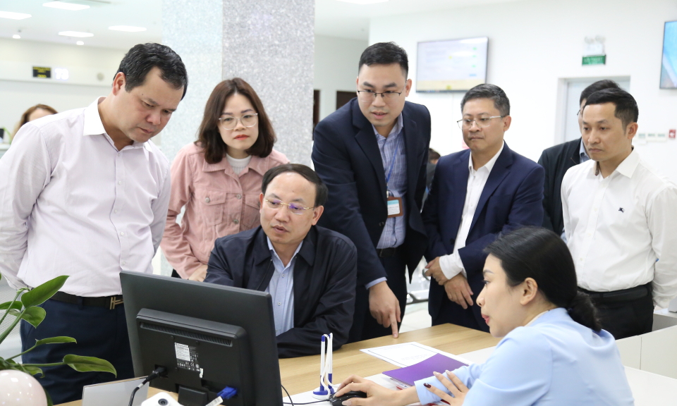 Đồng chí Nguyễn Xuân Ký, Ủy viên Trung ương Đảng, Bí thư Tỉnh ủy, Chủ tịch HĐND tỉnh kiểm tra đột xuất công vụ tại Trung tâm Phục vụ Hành chính công đầu năm 2024.