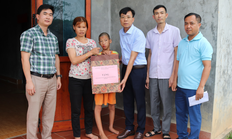 Thăm, tặng quà nhân Ngày Người khuyết tật Việt Nam