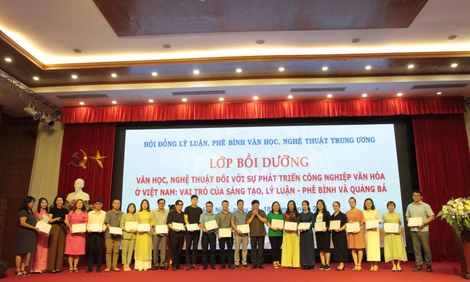 Bế mạc lớp bồi dưỡng "Văn học nghệ thuật đối với sự phát triển công nghiệp văn hóa ở Việt Nam"