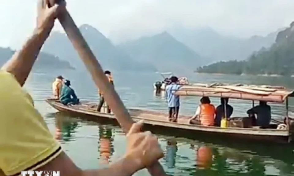 Lai Châu: Lật thuyền tại vùng ngập Thủy điện Sơn La, hai người mất tích