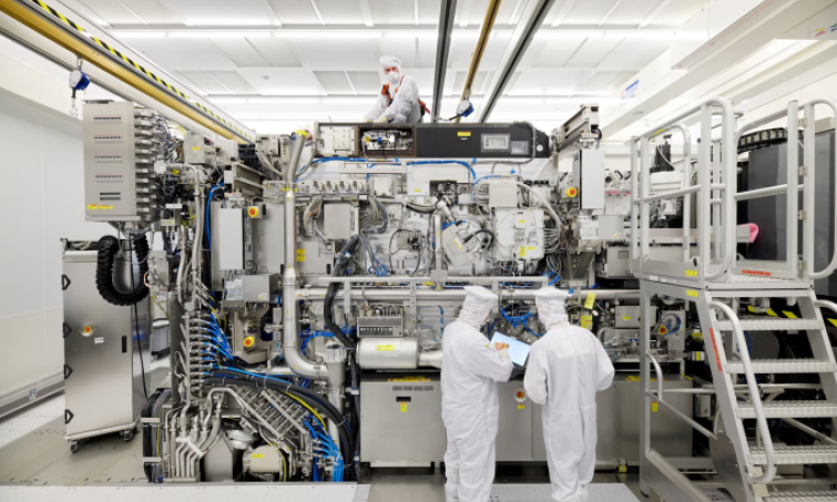 ASML giao cỗ máy sản xuất chip giá 380 triệu USD thứ hai