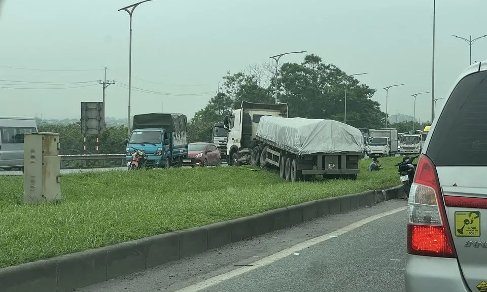 Xe đầu kéo vắt chéo dải phân cách sau tai nạn, cao tốc Hà Nội - Lạng Sơn ùn tắc kéo dài