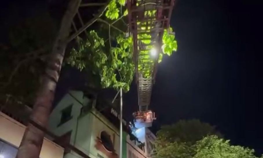 Kịp thời giải cứu hai vợ chồng trong căn nhà khóa cửa bị cháy tại Đắk Lắk