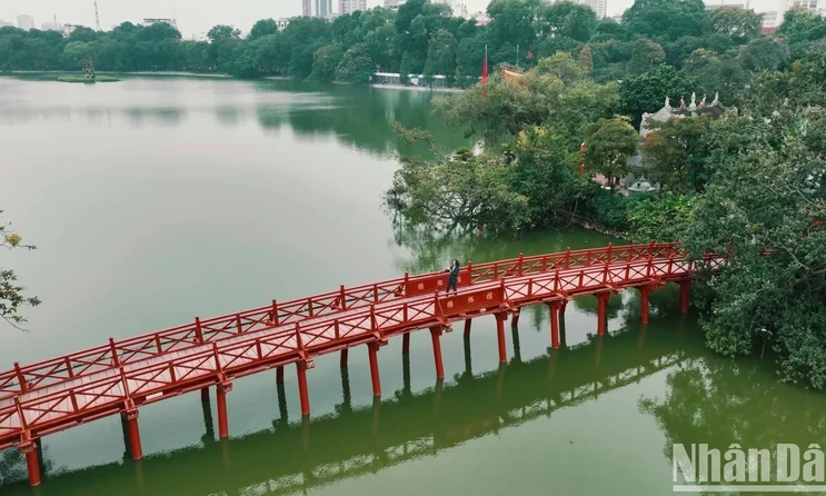 Hanoi becomes familiar and emotional through the imagery of music video “Going Home”