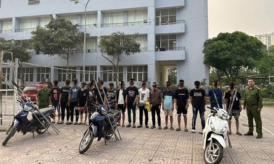Bắt khẩn cấp nhóm học sinh cấp 3 gây rối trật tự công cộng ở Hà Nội