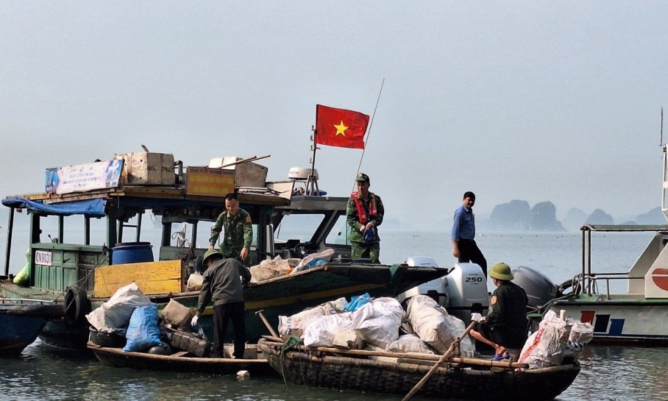 Thu gom trên 1.500m3 rác thải trong tháng cao điểm làm sạch Vịnh Hạ Long