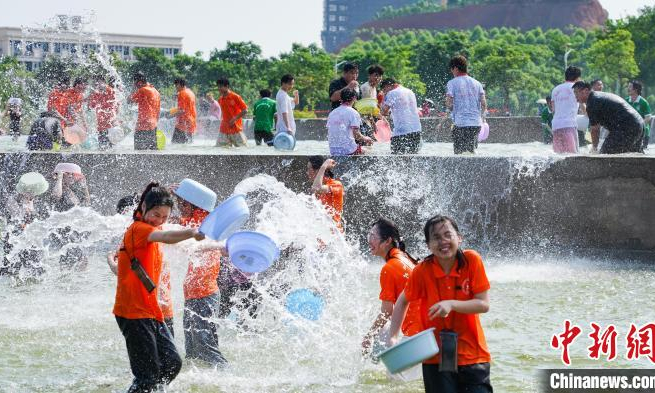 广西留学生泼水狂欢送祝福