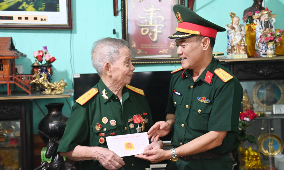 Thăm, tặng quà cựu chiến binh, bệnh binh Điện Biên