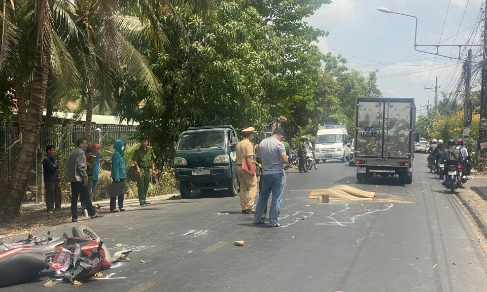 Mở cửa xe tải bất cẩn khiến thanh niên đi xe máy tử vong ở Tiền Giang