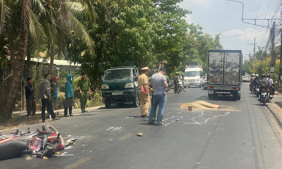 Mở cửa xe tải bất cẩn khiến thanh niên đi xe máy tử vong ở Tiền Giang