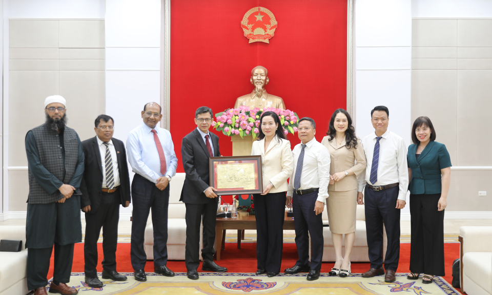 Phó Chủ tịch UBND tỉnh Nguyễn Thị Hạnh tiếp xã giao Bộ trưởng Nội các Bangladesh